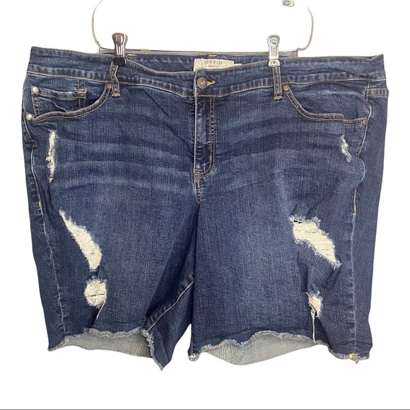 Torrid High Rise Distressed Stretch Denim Midi Shorts 26 - Picture 2 of 9